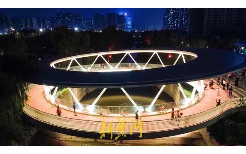 山東濟(jì)南云影橋夜晚變幻五彩水簾，成為臘山河夜景的璀璨亮點